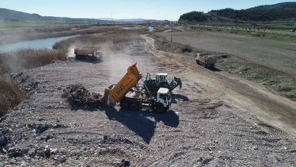 <p>İş makineleriyle alınan enkaz, kamyonlara yüklenip şehir dışına taşınıyor. </p>
