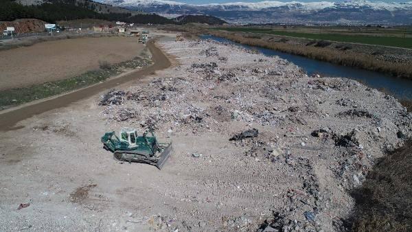 <p>Enkaz toplama alanları ve şehir merkezindeki enkazın başında bekleyen jandarma, şüpheli görülen kişilerin bu alanlara yaklaşmasına izin vermiyor. </p>
