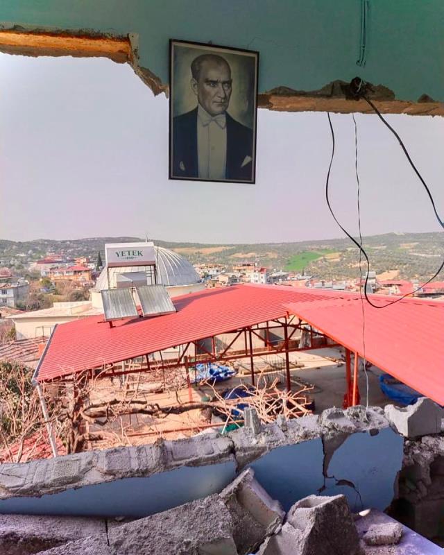 Depremde ailesinden 10 kişiyi kaybeden Karsu yıkılan evi paylaştı: Düşmeyen tek fotoğraf