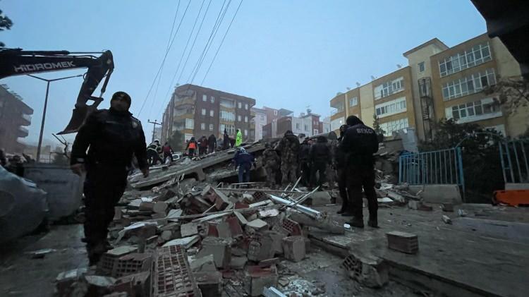 <p>Kahramanmaraş'ın Pazarcık ilçesinde 7,4 büyüklüğünde deprem meydana geldi. Malatya'da deprem nedeniyle bazı binalar yıkıldı.</p>

<p> </p>
