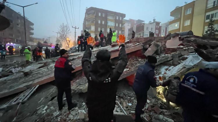 <p>Deprem sonrası meydana gelen yıkım gün ağarınca daha net ortaya çıktı.</p>
