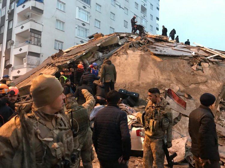 <p><strong>DİYARBAKIR</strong></p>

<p>Diyarbakır'da deprem nedeniyle bazı binalar yıkıldı. Merkez Bağlar ilçesi Mevlana Halit Mahallesi Cengizler Caddesi'nde çöken binanın enkazında arama kurtarma çalışması sürüyor.</p>

<p> </p>
