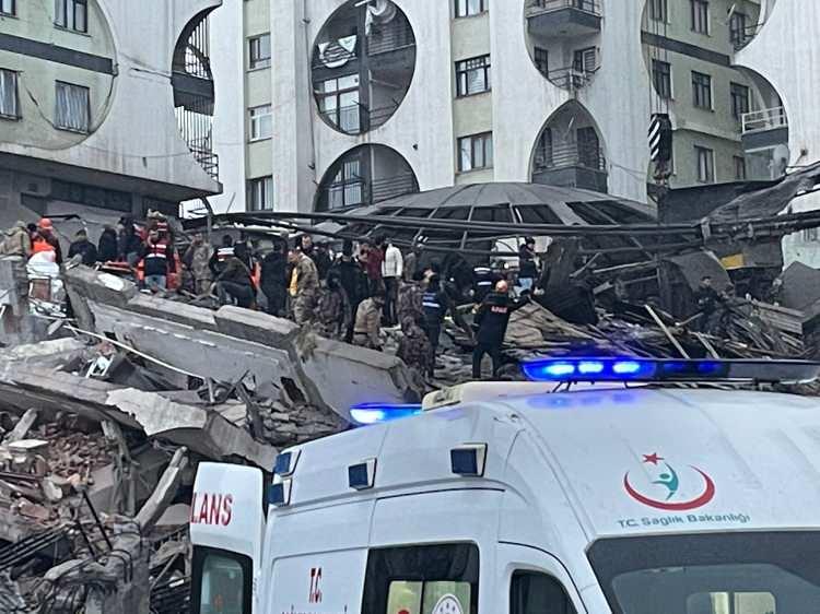 <p><strong>DİYARBAKIR</strong></p>

<p>Diyarbakır'da deprem nedeniyle bazı binalar yıkıldı. Merkez Yenişehir ilçesindeki Galeria İş Merkezi'nde enkazında arama kurtarma çalışması başladı.</p>
