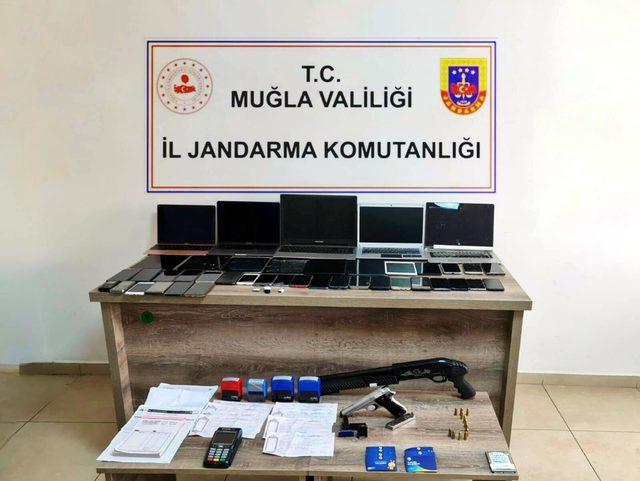 sahte-rezervasyonla-12-milyon-tllik-vurguna-25-gozalti_1379_dhaphoto1