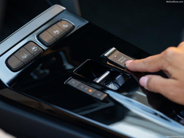 <p>Opel'den yapılan açıklama göre, Tanıtıldığı ilk günden beri zamanın ötesinde cesur tasarımı, sahip olduğu yenilikçi teknolojileri ve zengin sürüş destek sistemleriyle öne çıkan Mokka’nın elektrikli versiyonu Mokka-e, 327 km’lik WLTP menziliyle hem şehir içi hem de uzun yolda ideal bir yol arkadaşı olarak dikkat çekiyor.</p>
