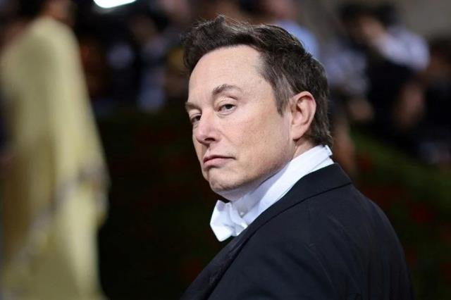Elon Musk, gamalı haç paylaşan rapçi Kanye West'in Twitter hesabını askıya aldı