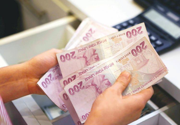 <p>Memur zammının ardından gözler milyonlarca SSK, Bağ- Kur emeklisinin aylıklarında yapılacak artışa çevrildi. Ekim ayında Meclis'in açılmasıyla emekli aylıklarında 6 aylık enflasyon oranın üzerinde ilave zam için düzenleme yapılacak. </p>
