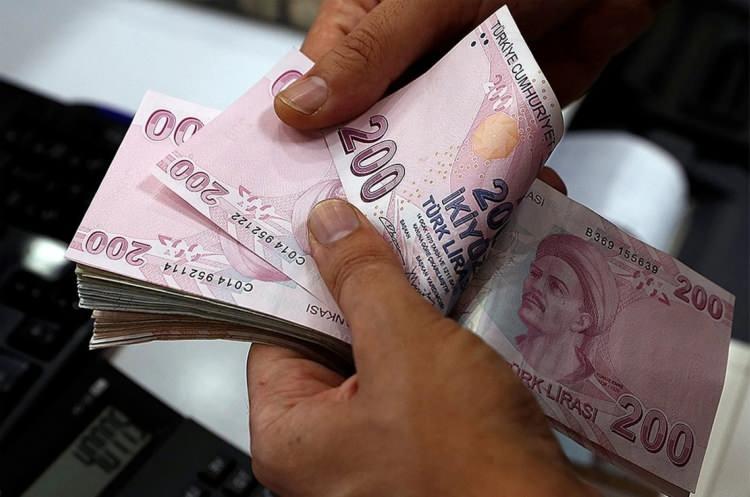 <p>Emeklilere yapılacak ilave artışın ocak ayı itibarıyla yürürlüğe girmesi bekleniyor. Merkez Bankası'nın yılsonu tahminine göre enflasyon yüzde 62 olursa Temmuz-Aralık döneminde enflasyon yüzde 35.25 olacak. Merkez Bankası'nın enflasyon tahminine göre emekliler yüzde 35.25'lik artışı cebine koymuş bulunuyor. </p>
