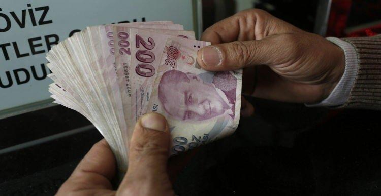 <p>Emeklilere 1100 lira olan bayram ikramiyeleri de artacak. Emeklilerin taban maaşından itibaren aylıklarda kademeli artışla daha az maaş alana verilecek zam oranı daha yüksek olacak.</p>
