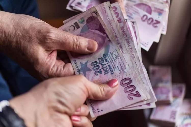 <p><strong>GÖZLER KÖK AYLIKTA </strong><br />
<br />
İyileştirme ve Ocak zammıyla pek çok kişi, bulunduğu maaş dilimini aşıp bir üst maaş dilimindeki promosyon tutarından yararlanma imkanı elde edecek.</p>

