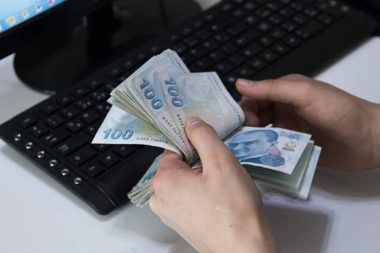 <p>Promosyon tutarlarının iyice yükselmesi, taahhüdü süren emeklileri de 'Ben bu imkanlardan nasıl yararlanırım?' telaşına sürükledi. İşte promosyonda merak edilen soruların yanıtları:</p>
