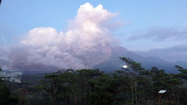 Endonezya'da yanardağ faaliyete geçti! 2 bin kişi tahliye edildi, ülke alarma geçti