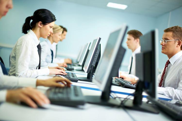 <p>Sözleşmeli memura kadro düzenlemesi için çalışma tamamlandı. Kamuda sözleşmeli olarak çalışan 4B'li personelin 4A'lı olarak kadroya geçmeleriyle ilgili taslak bugün Kabine Toplantısı'nda ele alınacak. Söz konusu taslak Başkan Recep Tayyip Erdoğan'ın onayına sunulacak.</p>

<p> </p>

