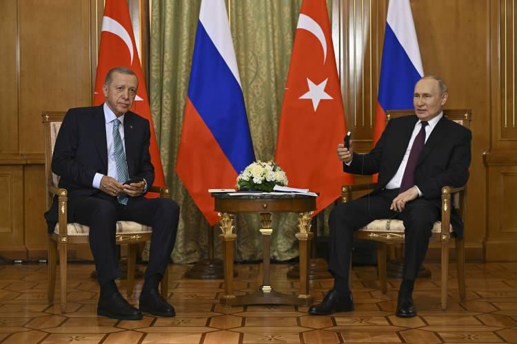 <p>Erdoğan ve Putin, Soçi'de bir araya geldi. </p>
