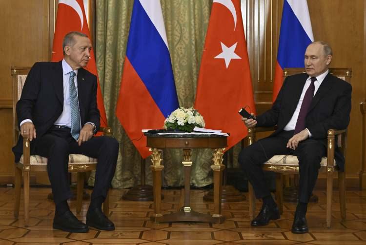 <p>Cumhurbaşkanı Erdoğan'ın, Soçi'de Rusya Devlet Başkanı Vladimir Putin'le yapacağı görüşme başladı. Görüşmesinin ana gündem maddesi, Rusya'nın 17 Temmuz'da çekildiği Tahıl Koridoru Anlaşması olacak.</p>

<p> </p>
