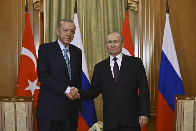 <p><strong>Putin:</strong> Türkiye'de doğalgaz merkezinin açılması için görüşmeler netilecelendirilecek. Yakında doğlagaz konusunda adımlar atacağız. Sizin yönetiminizde Türkiye-Rusya ilişkileri büyük bir adım attı, ilişkilerimiz ticari konularda da ilerleme gösterdi. Ticaret hacmimiz pozitif şekilde gelişiyor. Sdece alıştığımız alanlarda değil yeni alanlarda da ilişkilerimiz ilerliyor, hem gaz hem başka konularda daha birçok adım atacağımıza inanıyorum, bu her iki tarafa da fayda sağlayacaktır. Tarım konusunda çok fayda sağladık, başarılı ilişkimizi sürdürmeye devam ediyoruz. Türkiye ile işbirliğimiz başarı şekilde devam ediyor. Türkiye, Uluslarası Nükleer Güç ülkesi kulübüne girmiş vaziyettedir. Bu alanda da yeni projeler söz konusu olabilir. Bu konuda ortak işbirliğini ele alacağız. Ukrayna krizini ele alacağız. Bu görüşmelere biz açığız. Suriye konusunda önemli gelişmeler oldu. Bu konuda Türkiye'nin hassasiyetinin de farkındayız. Biz bütün bunları etraflıca ele alacağız. Tekrardan hoşgeldiniz.</p>
