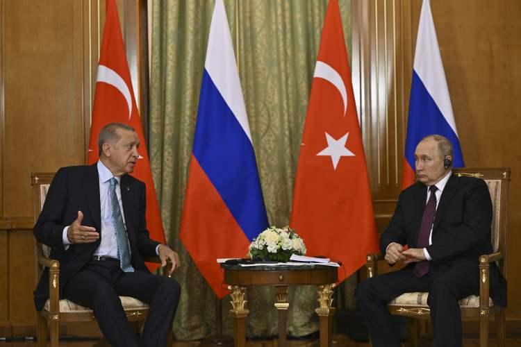 <p><strong>Erdoğan:</strong> Türkiye ile Rusya arasındaki ilişkilerde özellikle şu andaki dış ticaret hacmimizin 62 milyar dolarda olması bizi gerçekten çok mutlu ediyor. Bugün burada merkez bankası başkanlarımızın bir araya gelmesi, birbirleri ile ayrıca görüşecek olmaları da aramızdaki ikili ilişkilerde yerli para birimine adım atma noktasında da önemli olduğuna inanıyorum. Tabii Akkuyu Nükleer Enerji Santrali'ndeki gelişmeler de sizlerin ifade ettiği gibi iyi ilerliyor. İlk ünite ile ilgili atılan adımlar da gayet güzel. Sinop Enerji Santrali ile ilgili de bir adım atmamız söz konusu olacak diye düşünüyorum. Trakya'da bir hub'ın olacak olması da ayrı bir zenginilik unsuru. En önemli konulardan birisi de turizmde gelişmeler. Turizmde Rusya bizde şu anda bir numara. Tabii en önemli adım tahıl meselesi konusu. Bugün buradan ne sonuç çıkacak diye dünya da bekliyor. İnanıyorum yapılacak görüşmelerden sonraki basın toplantısında da az gelişmiş Afrika ülkelerine yönelik adım çok önemli olacak. Bir diğer konu da sanayi savunma konusunda attığımız adımlar. Enerji sektöründe özellikle doğalfaz konusunda biz birinci derecede Rusya ile önemli ilişki içerisindeyiz. Bunu daha da geliştireceğimize inanıyorum. Bu yazın gerçekleşen yangınlarda gönderdiğiniz iki uçakla derdimize derman oldunuz. Bunu artırabilirsek çok daha isabetli olacak. Çünkü yazın hep bu tehdidin altındayız. Yeni kabinemin yeni üyeleri adına tekrardan çok çok teşekkür ediyorum. Yapacağımız toplantının hayırlara vesile olmasını diliyorum.</p>

<p> </p>
