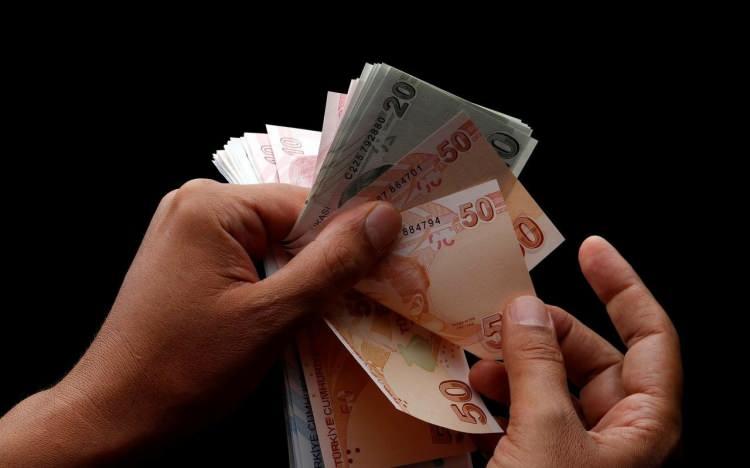 <p>Emeklilikte yaşa takılanların (EYT) gözü kulağı Meclis’e gelecek yasa tasarısına çevrildi. EYT’lilerin merakla beklediği yaş, prim gibi detaylar da netleşmeye başladı.</p>
