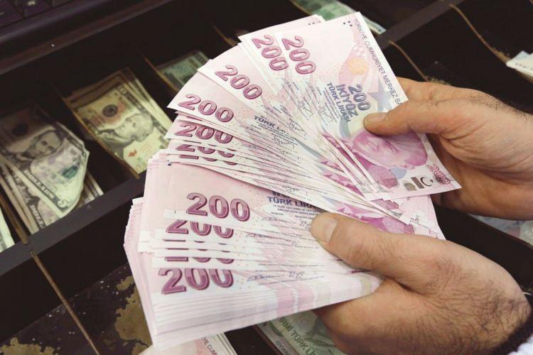 <p>Aynı yaş ve tarihte işe başlayan erkek çalışan da bir yıl sonra 43 yaşında emekliliğe hak kazanabilecek. Bakanlığın yaptığı çalışmaya göre bu yaş grubunda olanların sayısı çok fazla olmayıp, EYT kapsamındakilerin yaş ortalaması da 49.9 hesaplandı.</p>
