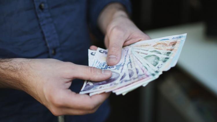 <p>Yasa taslağında borçlanma kapısı açık tutulacak, diğer EYT’liler koşulları tamamladığı tarihte emekli olabilecek.</p>

<p>Örneğin, bir erkek çalışan 25 yıllık hizmet süresini Mart 2023’te tamamlıyorsa o tarihte emekli olabilecek. Aylık bağlama hesaplaması mevcut sistemden farklı olmayacak. Merak edilen bazı soruların yanıtları şöyle:</p>
