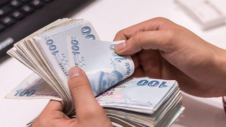 <p>EYT YASASINDA YAŞ KONUSUNDA BİR KADEME SÖZ KONUSU OLACAK MI?</p>

<p>Bakanlığın hazırladığı taslakta bugün itibarıyla bir yaş sınırı bulunmuyor. EYT düzenlemesinde prim ve yıl sayısı şartı değiştirilmeyecek. Kadınlarda 20, erkeklerde ise 25 yıl şartı aranacak. Yasa’da esas alınan 8 Eylül 1999’da 18 yaşını doldurmuş olmak gerekiyor.</p>
