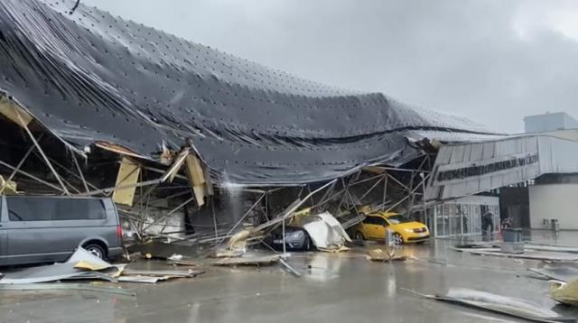 Bursa'da şehirler arası otobüs terminalinin çatı kısmının fırtına sebebiyle çökme anı kamerada