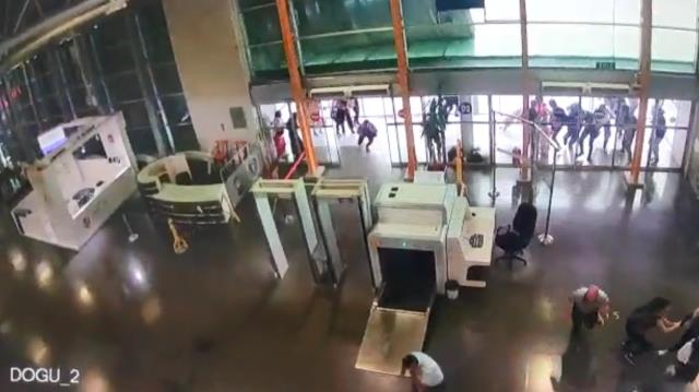 Bursa'da şehirler arası otobüs terminalinin çatı kısmının fırtına sebebiyle çökme anı kamerada