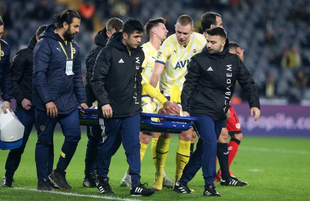 Fenerbahçe'nin golcüsü çok kötü sakatlandı! Kanarya maçı kazandı ama yıldızını kaybetti