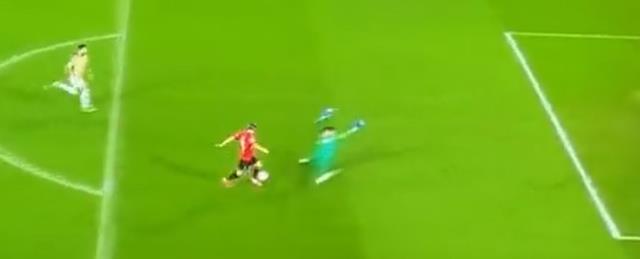 Golü engellemek için her şeyi yaptı! Kale direğine çarpan Fenerbahçe'nin yıldızı bir daha yerden kalkamadı Golü engellemek için her şeyi yaptı! Kale direğine çarpan Fenerbahçe'nin yıldızı bir daha yerden kalkamadı