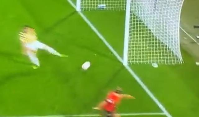 Golü engellemek için her şeyi yaptı! Kale direğine çarpan Fenerbahçe'nin yıldızı bir daha yerden kalkamadı Golü engellemek için her şeyi yaptı! Kale direğine çarpan Fenerbahçe'nin yıldızı bir daha yerden kalkamadı