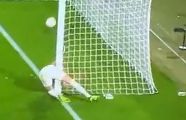 Golü engellemek için her şeyi yaptı! Kale direğine çarpan Fenerbahçe'nin yıldızı bir daha yerden kalkamadı Golü engellemek için her şeyi yaptı! Kale direğine çarpan Fenerbahçe'nin yıldızı bir daha yerden kalkamadı