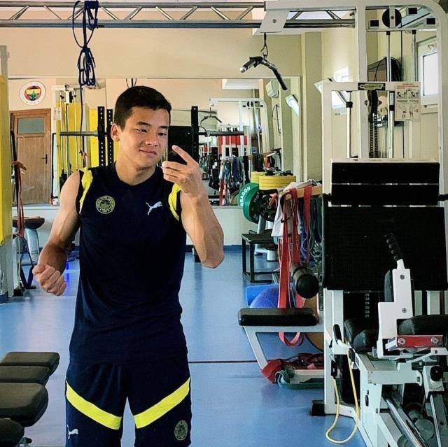 Fenerbahçe'nin yeni transferi fiziğiyle büyüledi! Yaşını duyan herkes 'İmkansız' diyor