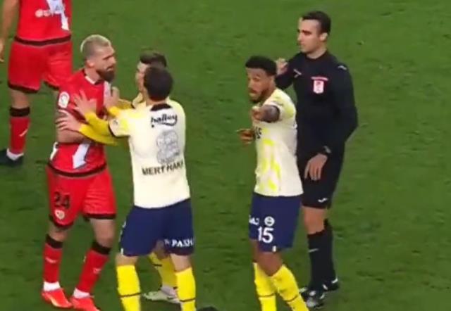 Fenerbahçeli King'in hazırlık maçındaki el hareketi olay oldu: Kesin meslek lisesi mezunu