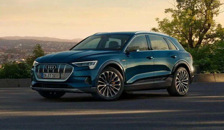 <p><strong>AUDİ</strong></p>

<p> </p>

<p>Audi e-tron Advanced 55 quattro - <strong>2.802.249 TL</strong></p>

<p> </p>

<p>Audi e-tron S line 55 quattro - <strong>2.847.750 TL</strong></p>
