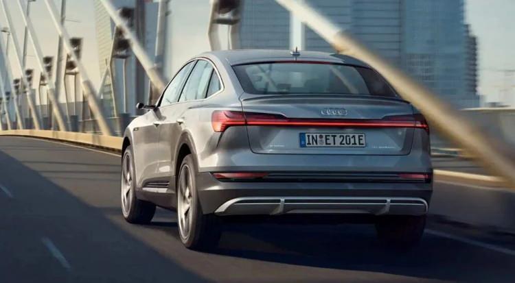 <p>Audi e-tron Sportback Advanced 55 quattro - <strong>2.875.126 TL</strong></p>

<p> </p>

<p>Audi e-tron Sportback S line 55 quattro - <strong>2.920.627 TL</strong></p>
