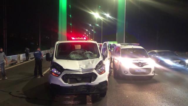 FSM'de 'dur' ihtarına uymayan panelvan polislere çarptı, 2 memur yaralandı
