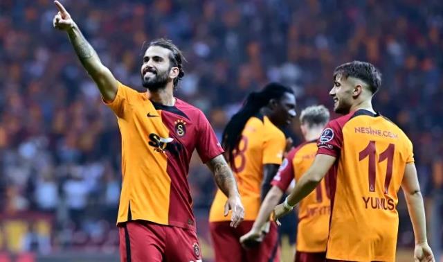 Galatasaray'a yıldız futbolcusundan kötü haber! İdmanı yarıda bırakmak zorunda kaldı