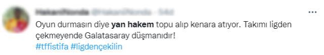 Herkes Galatasaray'ın maçı oynanırken yan hakemin sahaya girip yaptığı hareketi konuşuyor