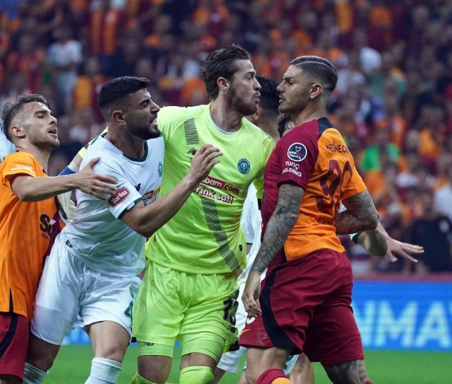 Galatasaray maçında kaleye stoper geçti! Mauro Icardi rakip taraftarların diline fena düştü