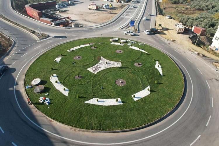<p>Kara yolundan 5 kilometre uzaklıktaki tesisin yolları ve kavşaklarında Togg'un amblemini yansıtan peyzaj çalışmaları yapıldı.</p>
