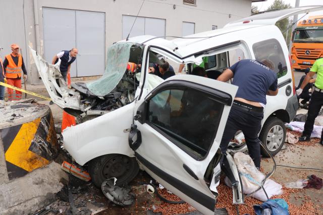 Gişelerden geçmek isterken beton bariyere çarptı! Feci kazada araçta bulunan 4 kişi hayatını kaybetti