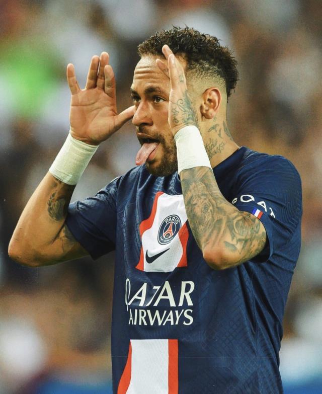 Gol sevinci sonrası Neymar'ı çıldırtan sarı kart! Olay hakem maç sonunda özür diledi
