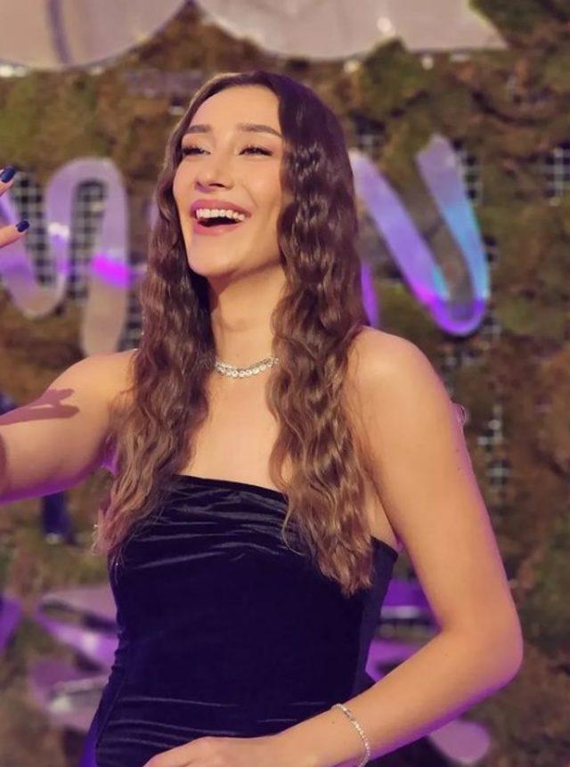 Güzel voleybolcu Hande Baladın vücudunu saran elbisesiyle geceye damga vurdu! Beğeniler yağmur oldu