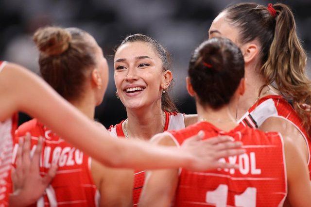 Güzel voleybolcu Hande Baladın vücudunu saran elbisesiyle geceye damga vurdu! 'Güzelliğinden ölmüşüm'