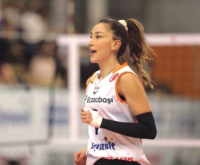 Güzel voleybolcu Hande Baladın vücudunu saran elbisesiyle geceye damga vurdu! 'Güzelliğinden ölmüşüm'