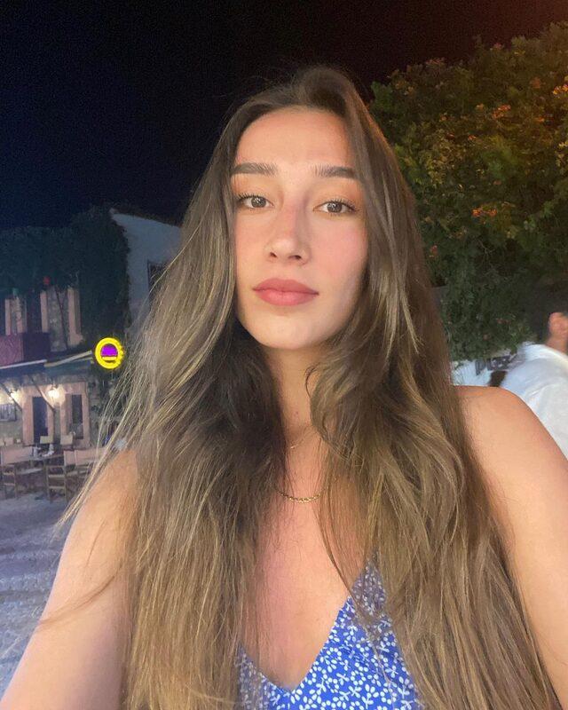 Güzel voleybolcu Hande Baladın vücudunu saran elbisesiyle geceye damga vurdu! 'Güzelliğinden ölmüşüm'