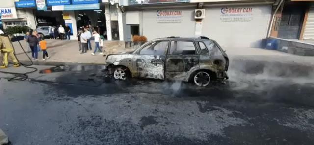 Cinnet getiren şahıs önce aracını ateşe verdi, sonra bıçakla 4 polisin arasına daldı: 1 ölü, 3 yaralı Cinnet getiren şahıs önce aracını ateşe verdi, sonra bıçakla 4 polisin arasına daldı: 1 ölü, 3 yaralı