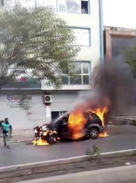 Cinnet getiren şahıs önce aracını ateşe verdi, sonra bıçakla 4 polisin arasına daldı: 1 ölü, 3 yaralı Cinnet getiren şahıs önce aracını ateşe verdi, sonra bıçakla 4 polisin arasına daldı: 1 ölü, 3 yaralı