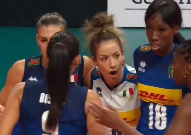 Hakem bile dondu kaldı! Belçika Kadın Voleybol Takımı maç oynanırken tüm dünyaya rezil oldu