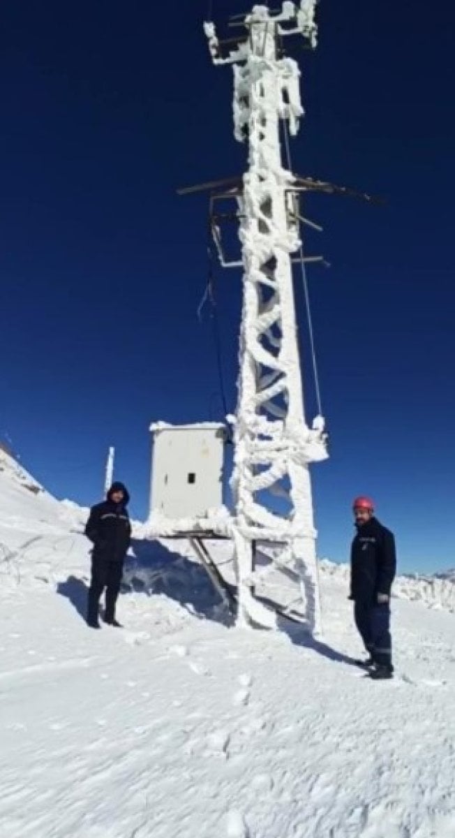 Hakkari Yüksekova da elektrik direkleri dondu #1